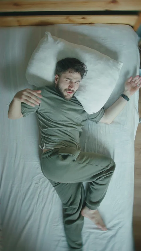 Man Waking Up in Panic Heart Palpitations Anxiety Attack Overhead Bed Sleep.. 库存影片 344467053
