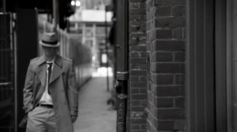 Man Walking Along Train Station Vídeos de archivo 27236384