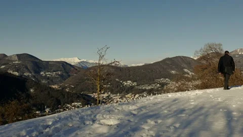 Man Walking and Joy Mountain View with Snow and Clear Blue Sky Stockbeeldmateriaal 191953475
