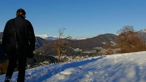 Man Walking and Joy Mountain View with Snow and Clear Blue Sky Stockbeeldmateriaal 191953542