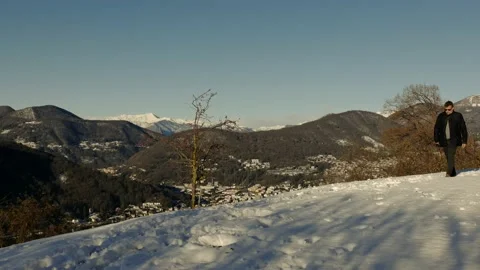 Man Walking and Joy Mountain View with Snow Vídeos de archivo 194011738