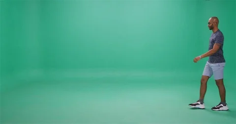 Man walking and looking around, greenscreen Video stock 114131410