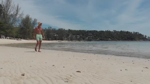 Man Walking And Looking Around On The Beach Vidéo 260430892