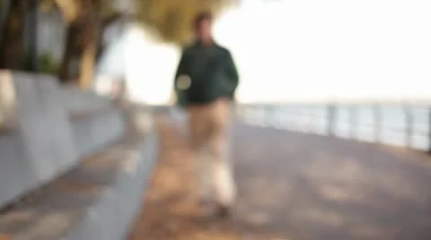 Man Walking and Typing on Cell Phone Vidéo 10750287