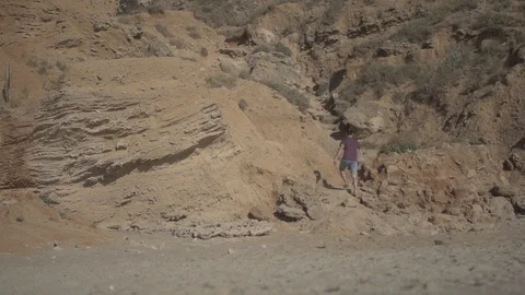 Man walking bare feet on sand with rocks. Real life urban escape concept Video stock 100186560