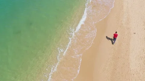 Man walking on beach at day. 库存影片 169855399