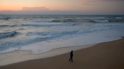 Man walking on the beach. 库存影片 50002778