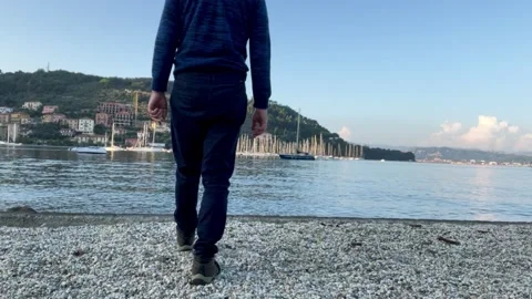 Man walking on the beach Stock-Footage 289871189