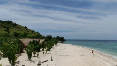 Man walking on the beach on small island Vidéo 303795563