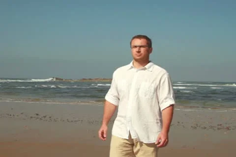 Man walking on the beach, steadicam shot 库存影片 10892389