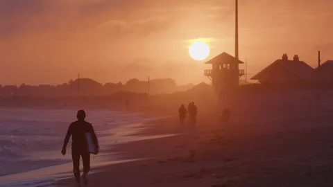 Man Walking on Beach at Sunset Vidéo 317703846