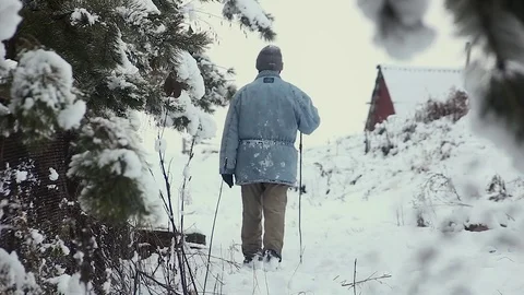 Man walking in beautiful winter landscape 库存影片 70209563