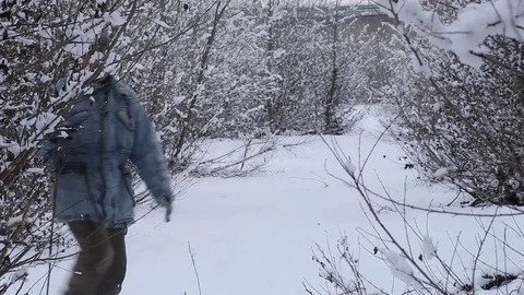 Man walking in beautiful winter landscape Vidéo 70210809