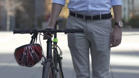 Man walking with a bike Video stock 124914084