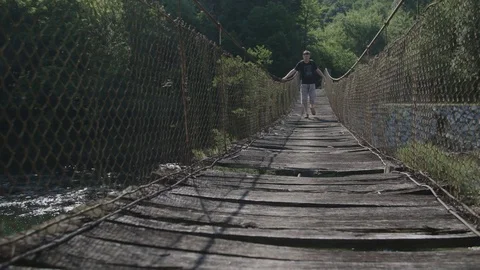 Man walking on bridge 動画素材 89866551