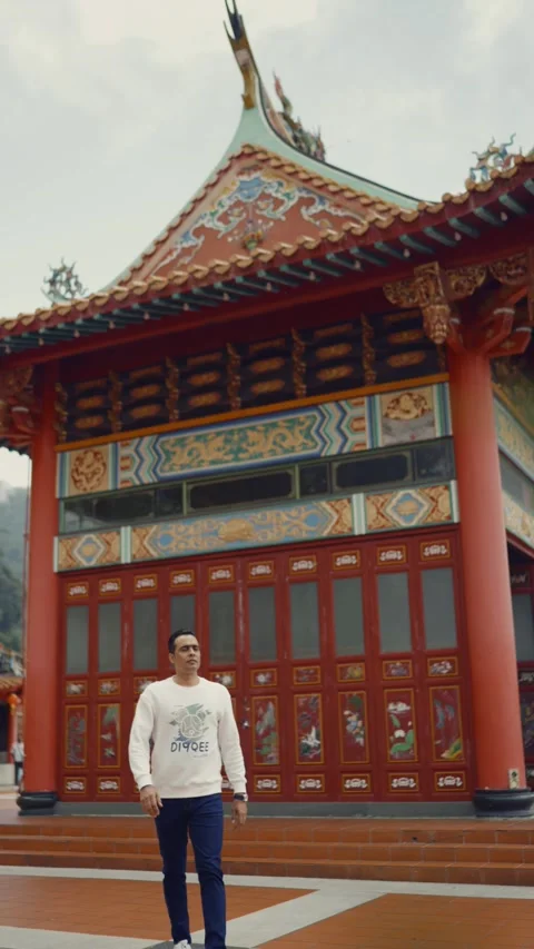 Man walking at Chin Swee Caves Temple, Malaysia. Vertical slow motion on cloudy 動画素材 332535015