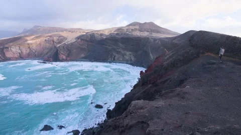 Man Walking to Cliff Edge Over Ocean Fuerteventura Dramatic Coast 스톡 동영상 331312563