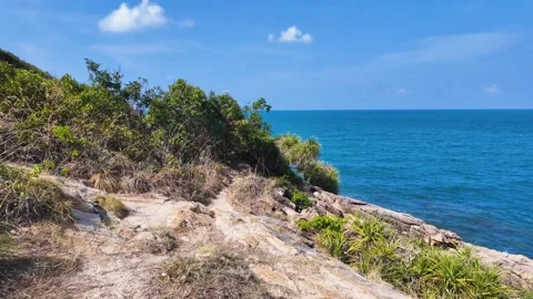 Man walking on the cliff toward the beach at view point samed island. Vídeo Stock 273966401
