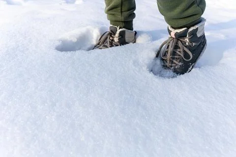 Man walking in deep snow in winter. man walking in the snow. Foto stock