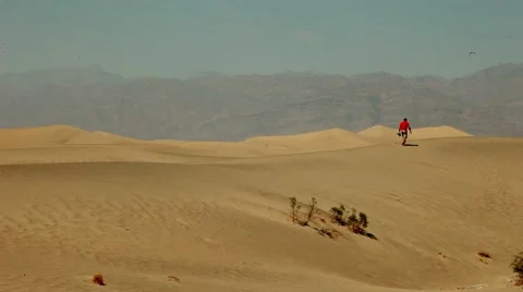 Man walking in the desert Stock-Footage 43166430