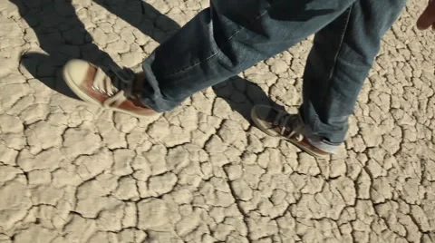 Man walking in the desert 動画素材 63474122