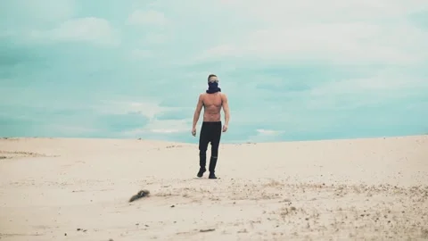Man is walking in desert Vídeo Stock 89779595