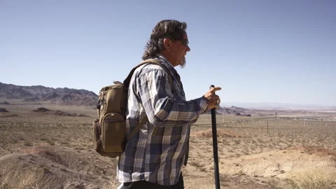 A man is walking in deserts are between rocks. Vídeos de archivo 252813639