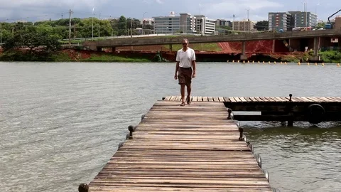 Man Walking on Dock Vídeo Stock 120881520