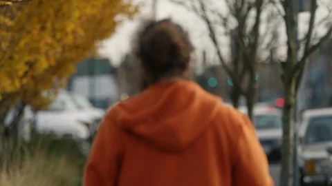 A man walking down a city sidewalk smoking a vape, leaving clouds of smoke Video stock 120003067