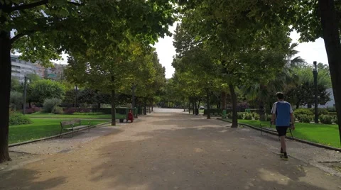Man walking down a dirt path in Federico Garcia Lorca Park, Granada, Spain. 库存影片 56150734