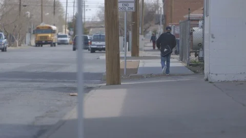 Man walking down sidewalk in El Paso Vidéo 104266410