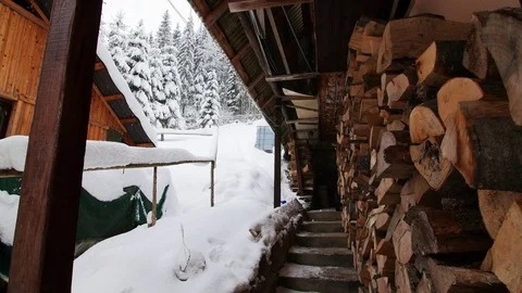 Man Walking Down The Stairs Of A House In The Mountains In Winter Stockbeeldmateriaal 85077476