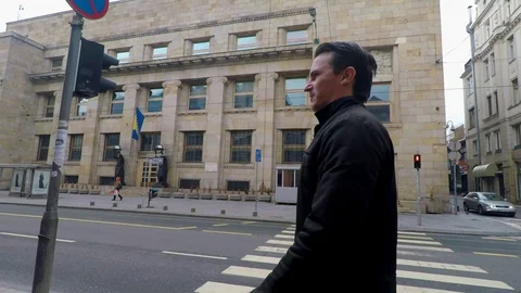 Man walking down the street 库存影片 86733010