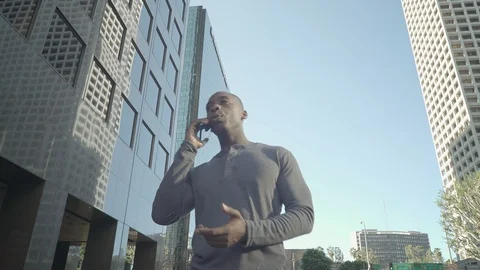 Man walking in downtown while on his phone Video stock 98908118