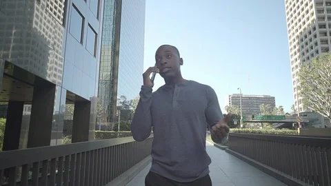 Man walking in downtown while on his phone Video stock 98908139