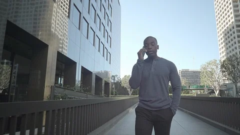 Man walking in downtown while on his phone Video stock 98908243