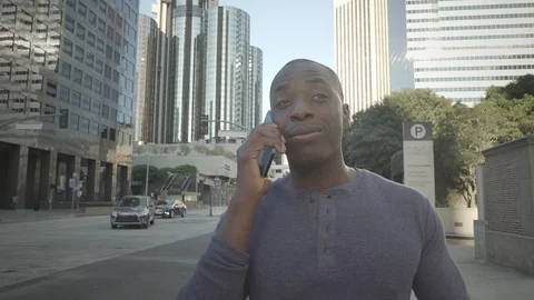 Man walking in downtown while on his phone Video stock 98908274