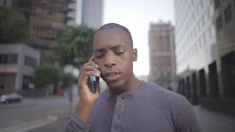 Man walking in downtown while on his phone Video stock 98912169