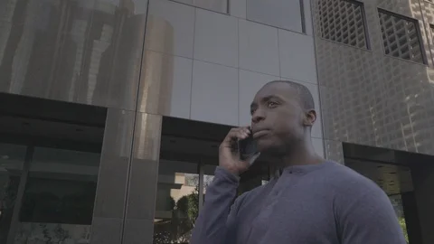 Man walking in downtown while on his phone Video stock 98912265