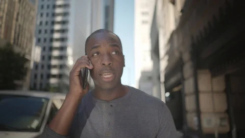 Man walking in downtown while on his phone Video stock 98912805