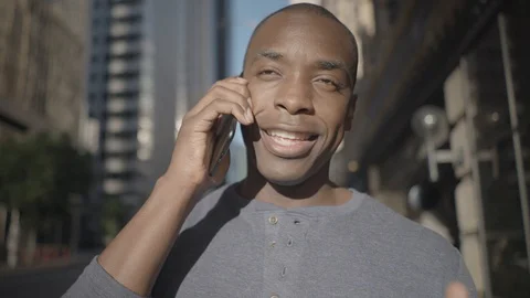 Man walking in downtown while on his phone Video stock 98914213