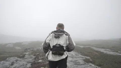 Man walking in epic norwegian mountain fog 3 Video stock 89648261