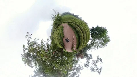 A man walking in forest with 360 degrees camera. Vidéo 121800419
