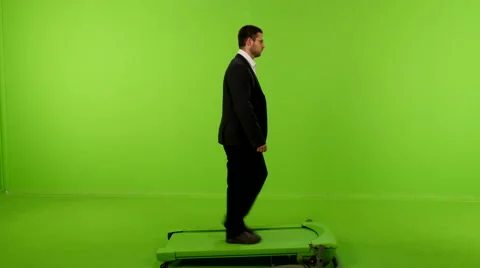 Man walking  greenscreen side 4K Stockbeeldmateriaal 59961147
