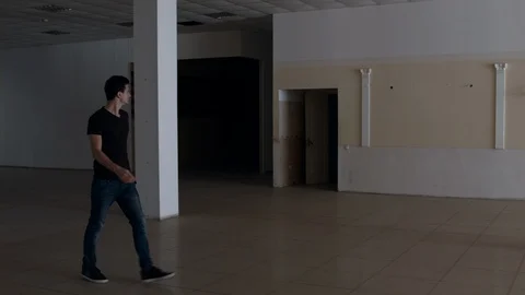 Man Walking Inside a Buidling Side-View HD Vidéo 92936870