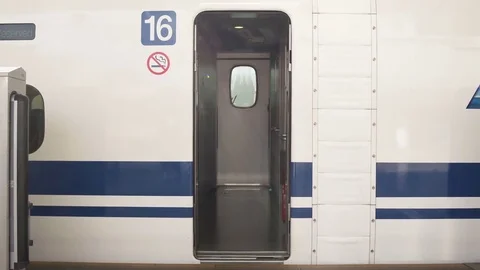Man walking inside the bullet train Vidéo 79405445