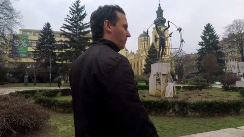 Man walking in memorial park 库存影片 86733143