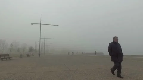 Man walking in the mist Vídeo Stock 140802590