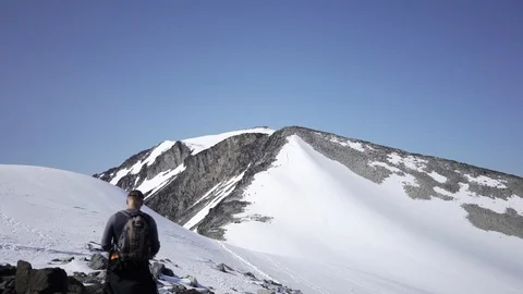 Man walking mountain Vídeos de archivo 89633078
