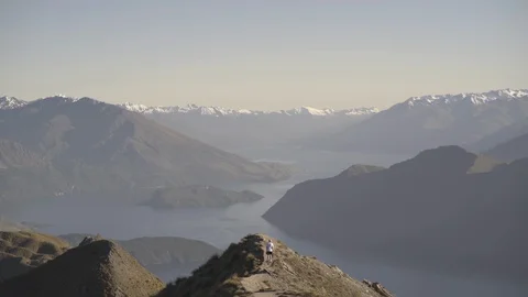 Man walking on the mountain trail at sunset Vidéo 95014559